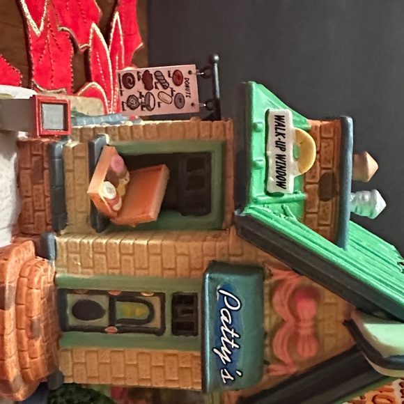 Lemax Patty's Donuts Building - Picture 3 of 12